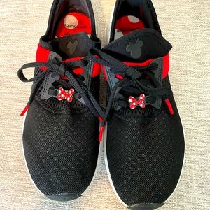 NEW BALANCE DISNEY MINNIE MOUSE SNEAKERS! SIZE 8!